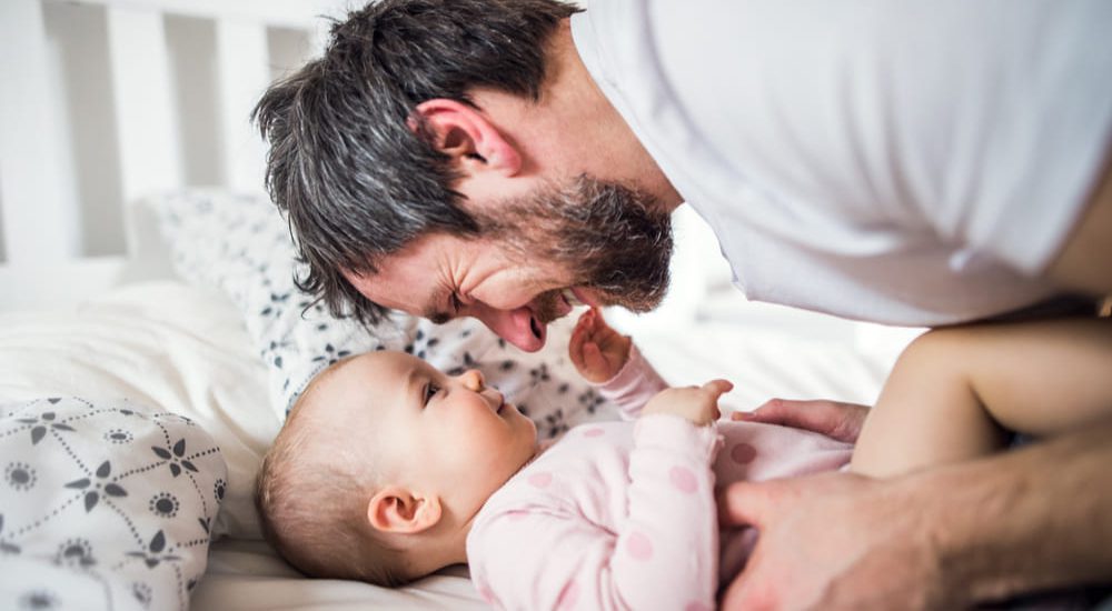 Papà gioca con il figlio