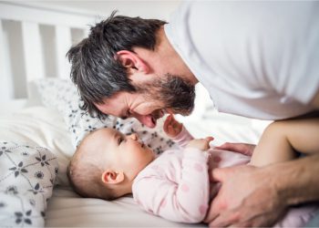 Papà gioca con il figlio